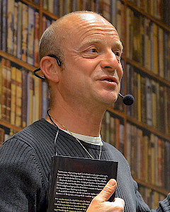 Jonas Gardell praat over zijn boek Torka aldrig tårar utan handskar 1. Kärleken (foto: Wikipedia)